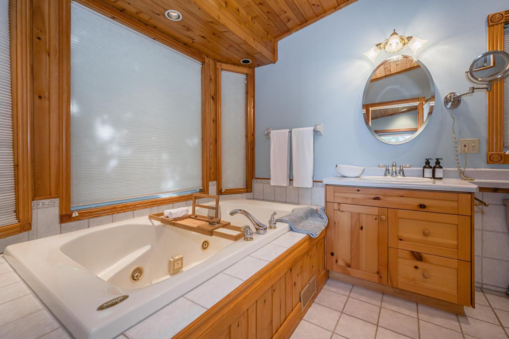 Grotto Escape Unwind At Cameron Lakehouse Holiday home Tobermory